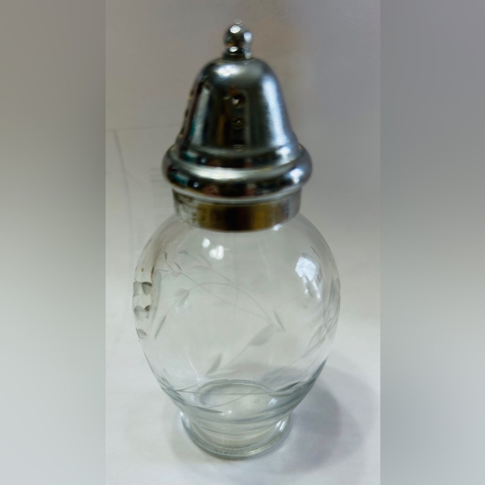 Princess House heritage pattern shaker for salt or pepper. Excellent condition.